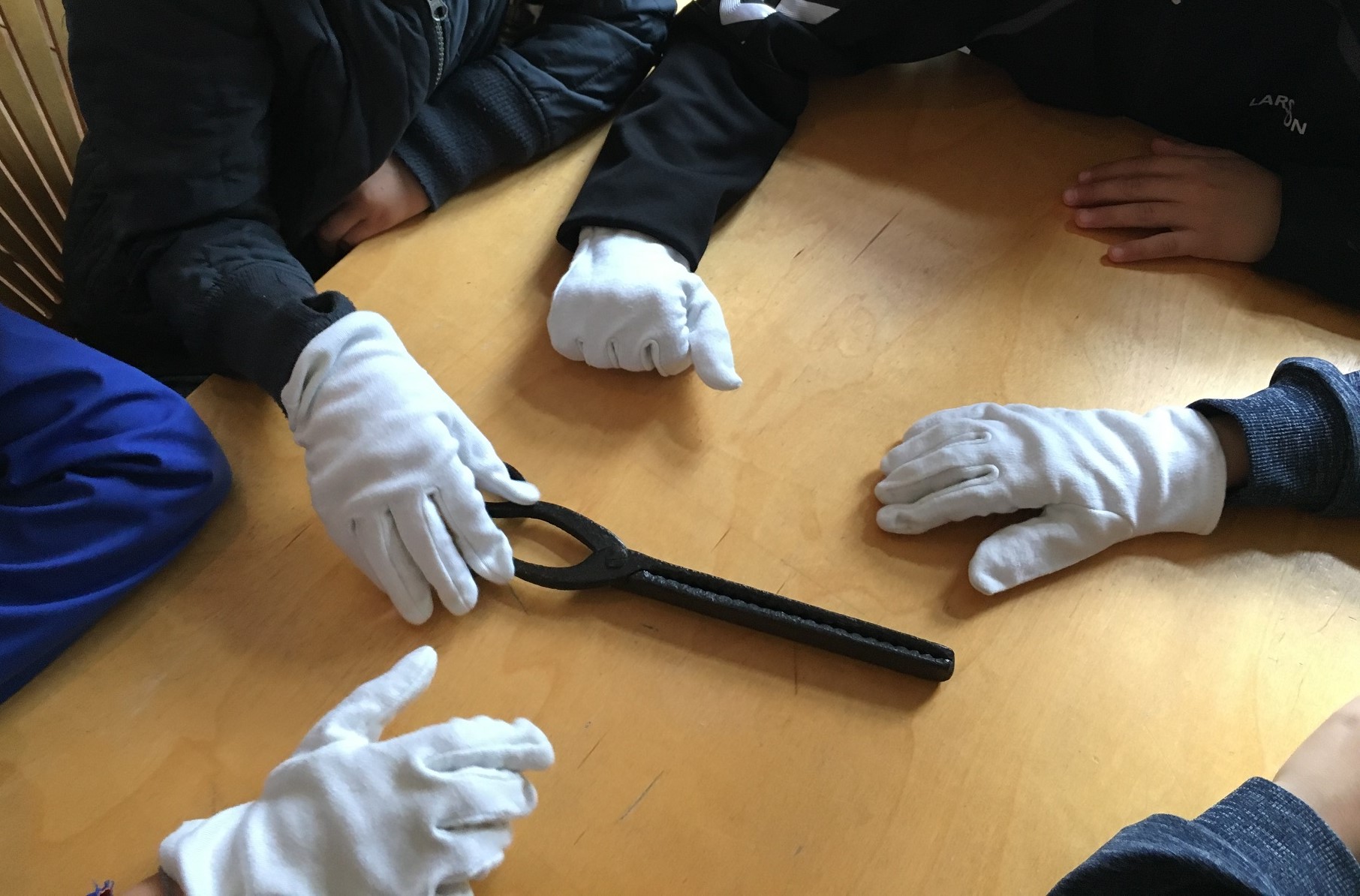 AKSOM 2017 Drenge undersøger genstand AKSOM 2017 (2).jpg