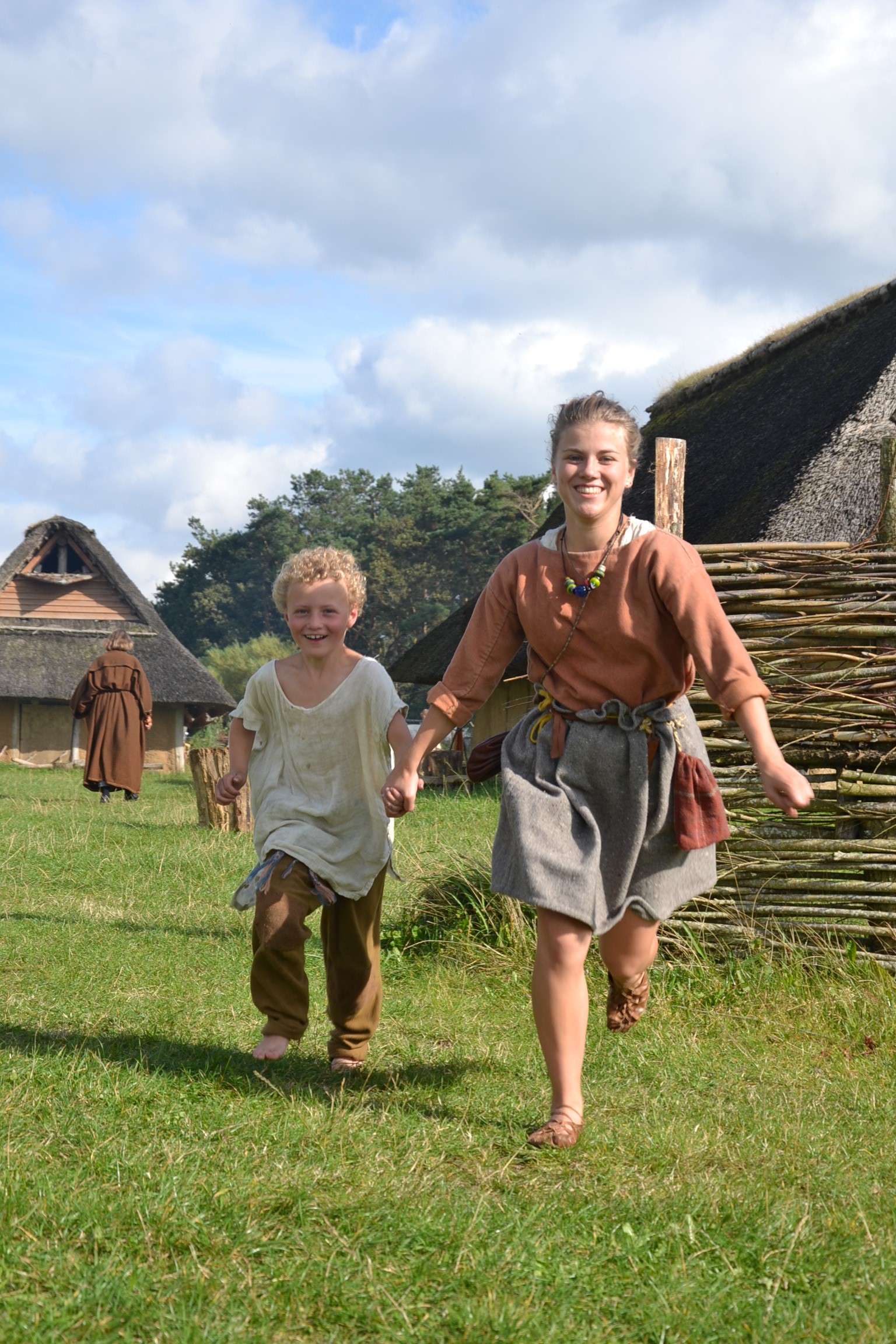 Jernalderpige og dreng2.jpg