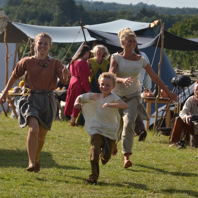 Løbende folk marked.jpg