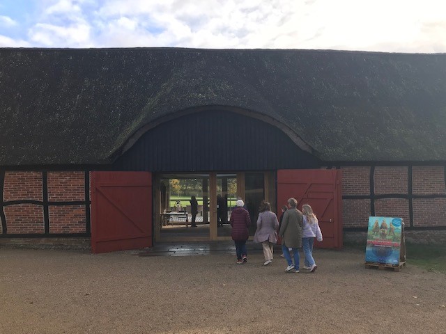 gæster foran haldladen.jpg (1)