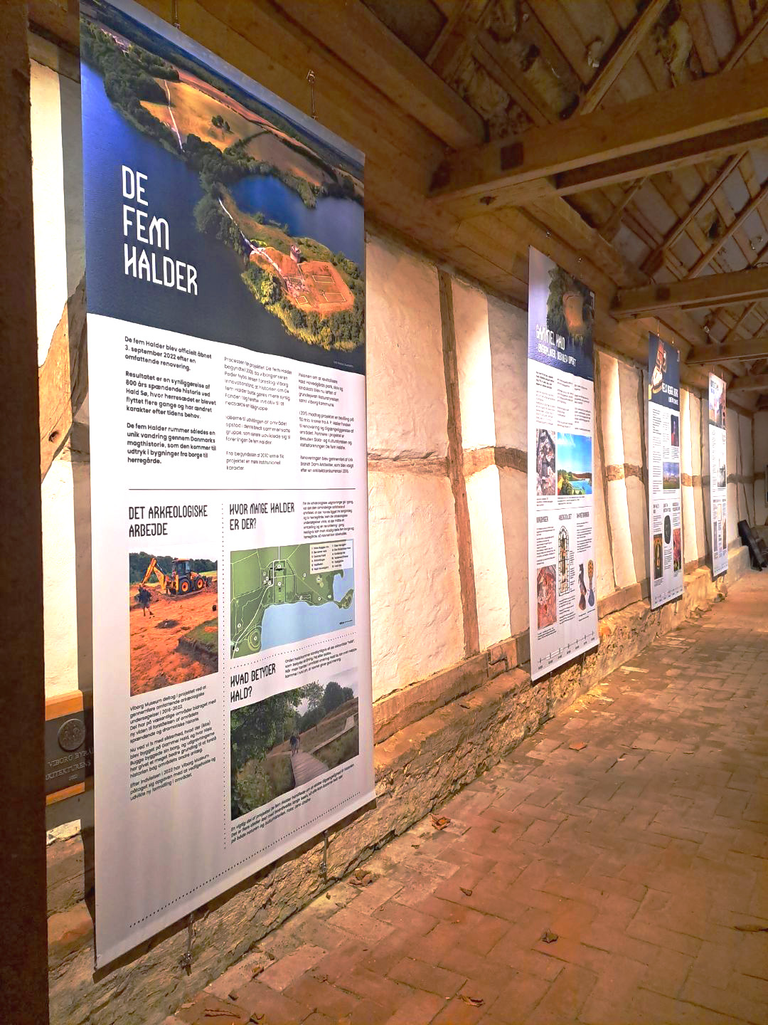 Halladen ny udstilling_close up plakater_2026.jpg